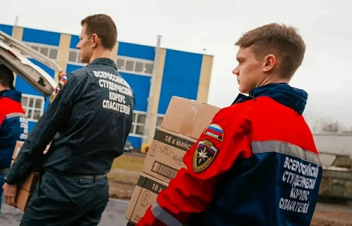 Волонтёры из разных регионов страны помогают людям из Донецкой и Луганской Народных Республик.