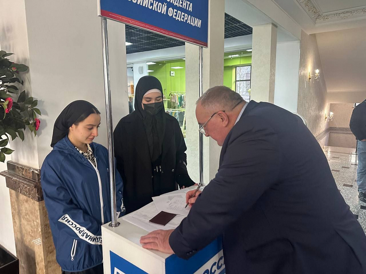 В Республике Ингушетия продолжается сбор подписей за выдвижение нашего национального лидера В.В. Путина на предстоящих выборах президента РФ.