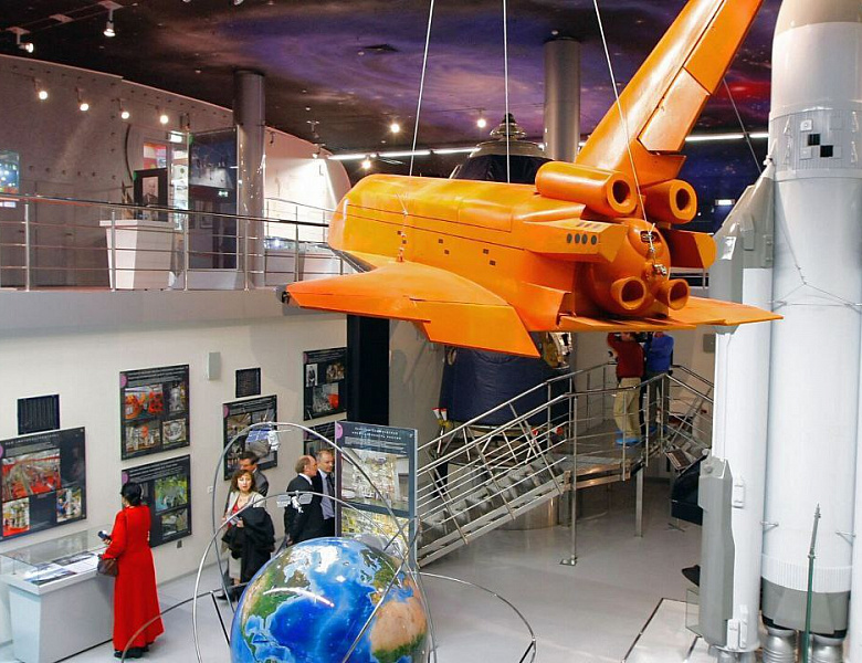 Студены Пожарно-спасательного Колледжа вместе с совтеником директора, Балаевым Магомет-Эмином, посетили музей космонавтики на ВДНХ!